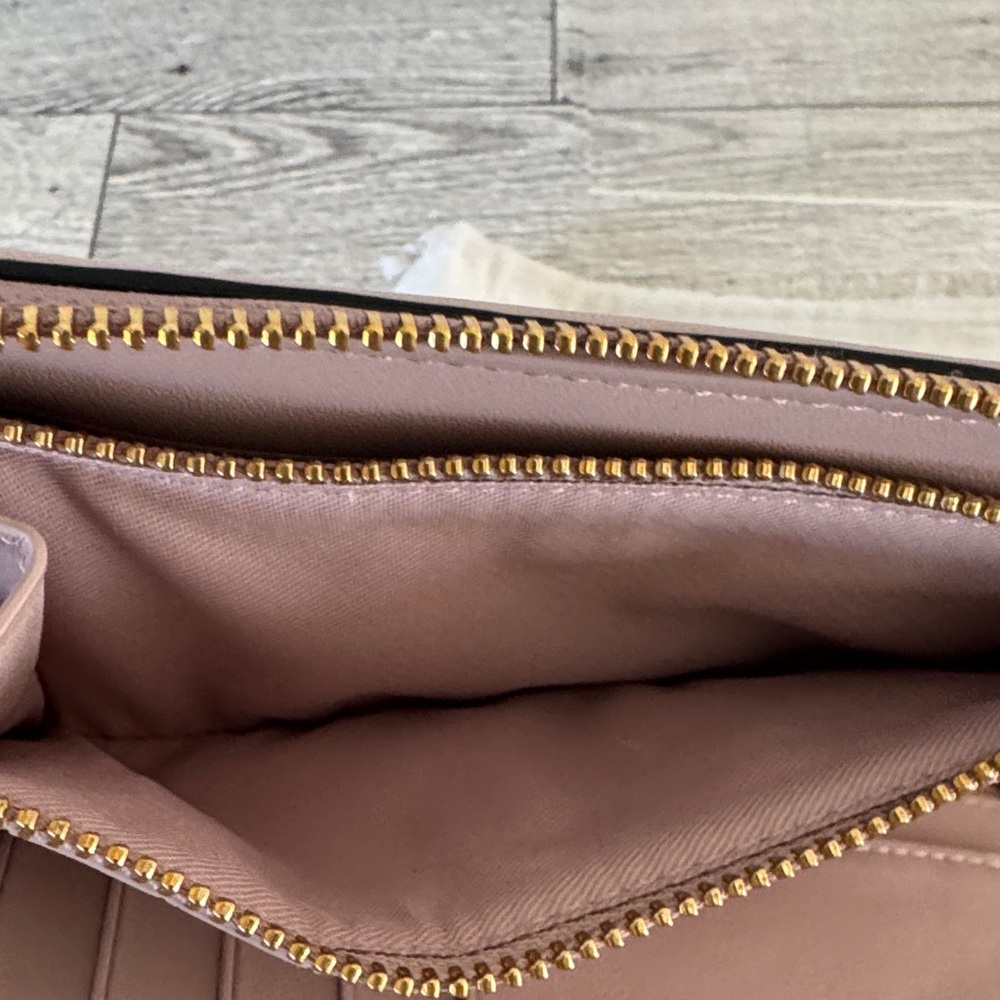 Coach Medium ID Zip Wallet in Colorblock with Border Quilting NWOT - Picture 13 of 13